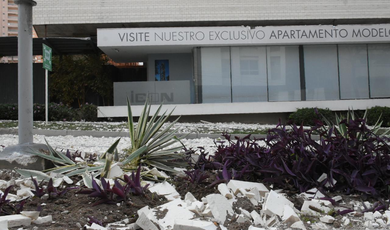 Ladrillos sobre el bulevar de Villa Country.