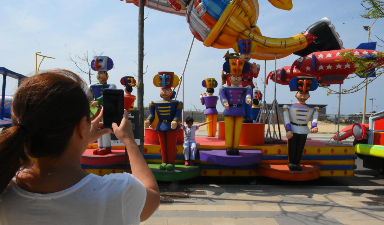 Visitantes tomando fotos a las carrozas.