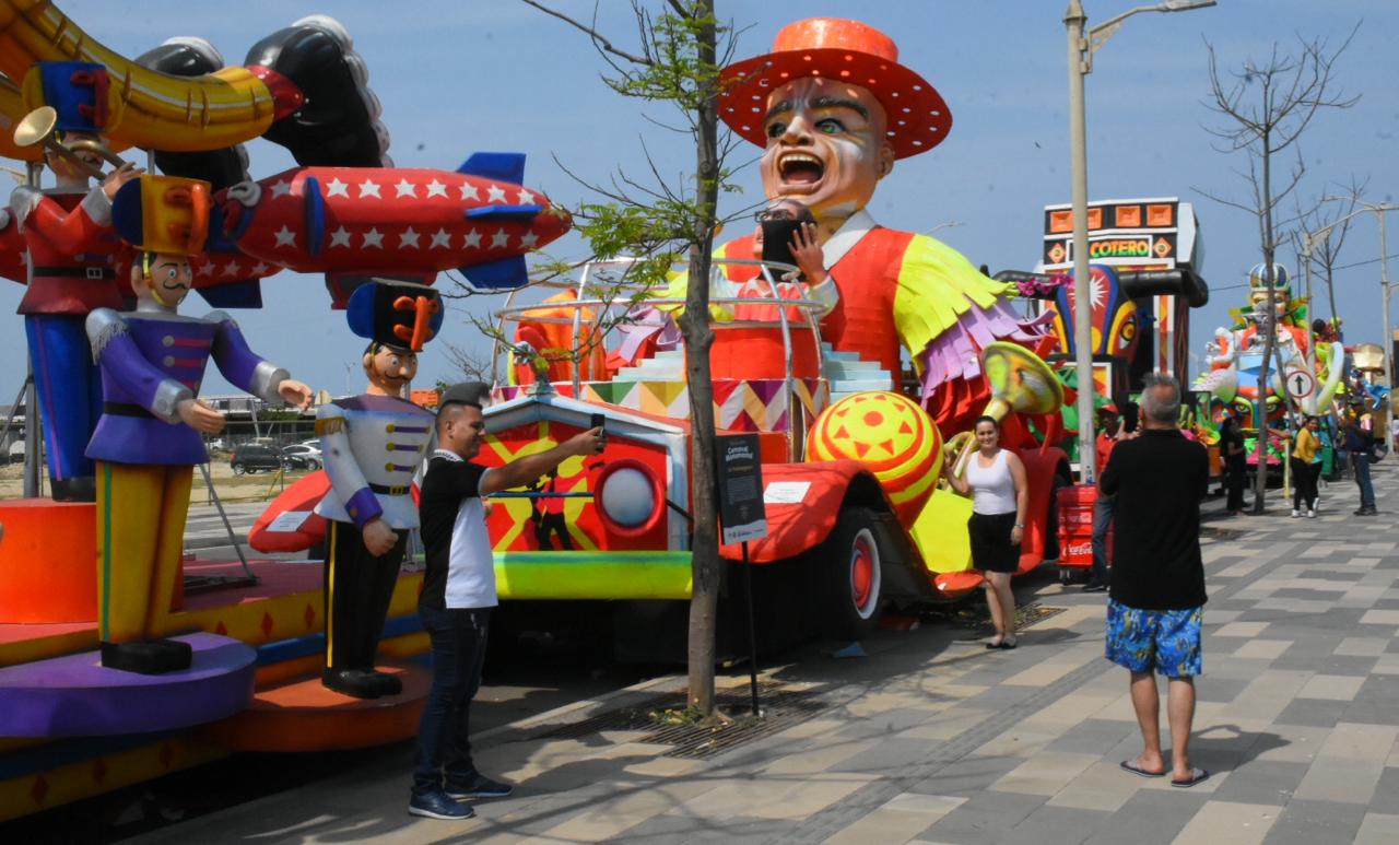 Las 10 carrozas se encuentran exhibidas en la calle 78 con Vía 40.