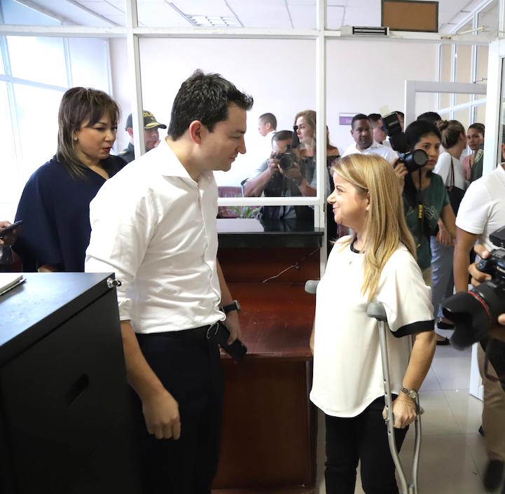 El Contralor General, Carlos Felipe Córdoba, con la Gobernadora Elsa Noguera, en las instalaciones del Cari.