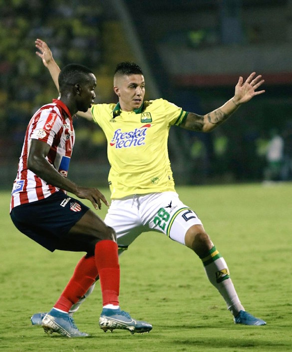 Daniel Moreno disputando el balón con Juan Pablo Ramírez.