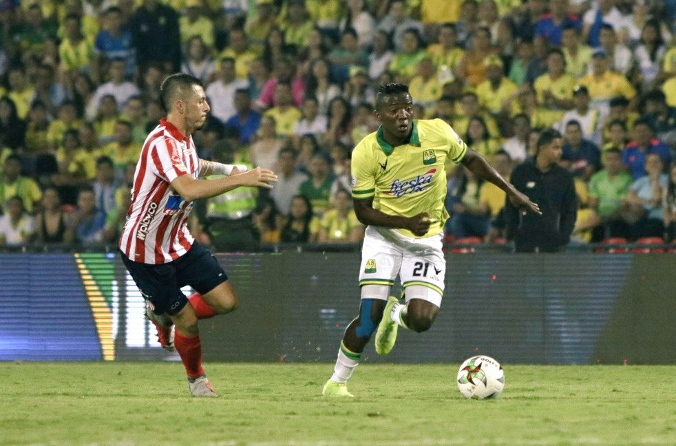 Leonardo Pico intentando neutralizar la llegada de Yeison Toloza.