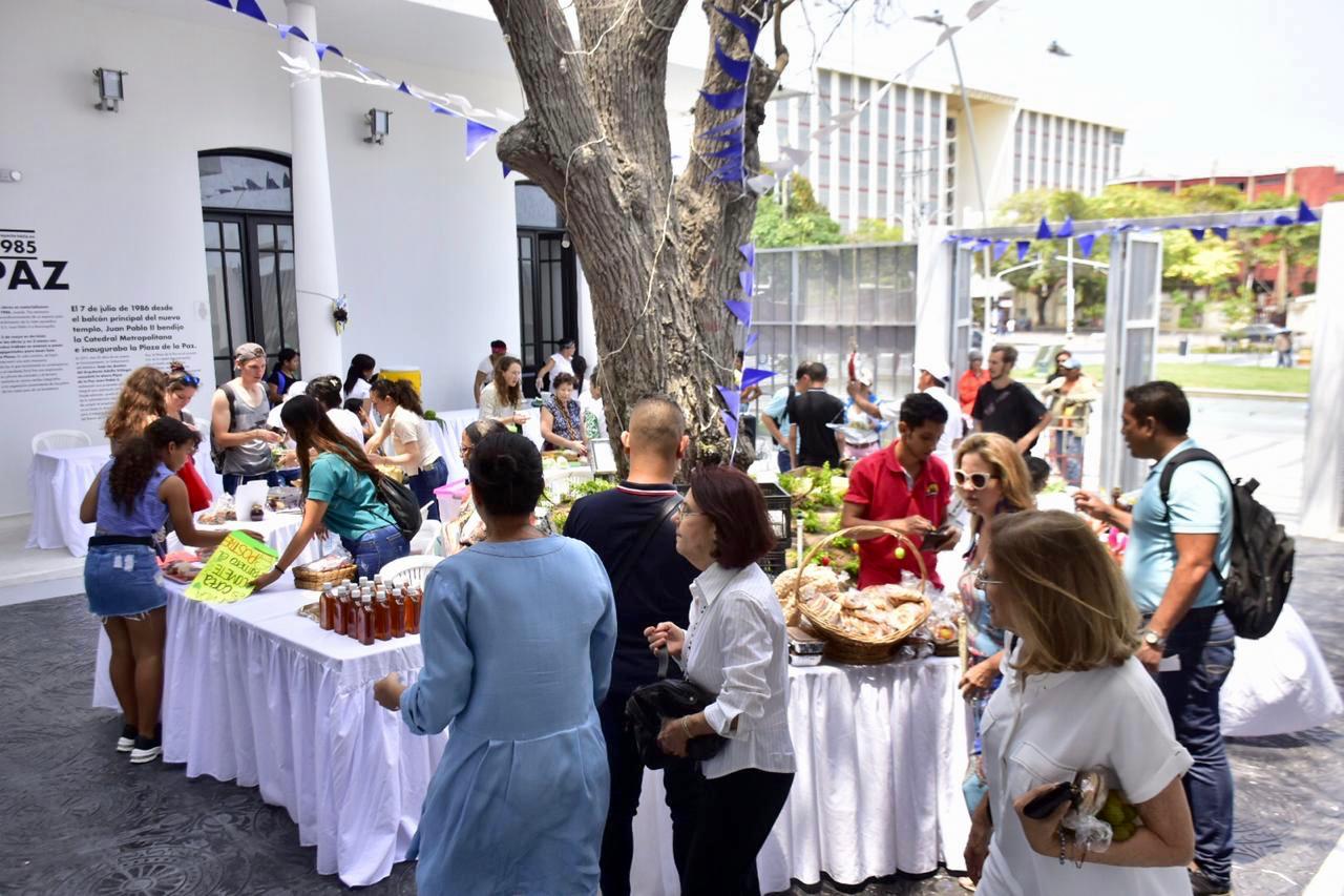 Asistentes disfrutando de los platos.