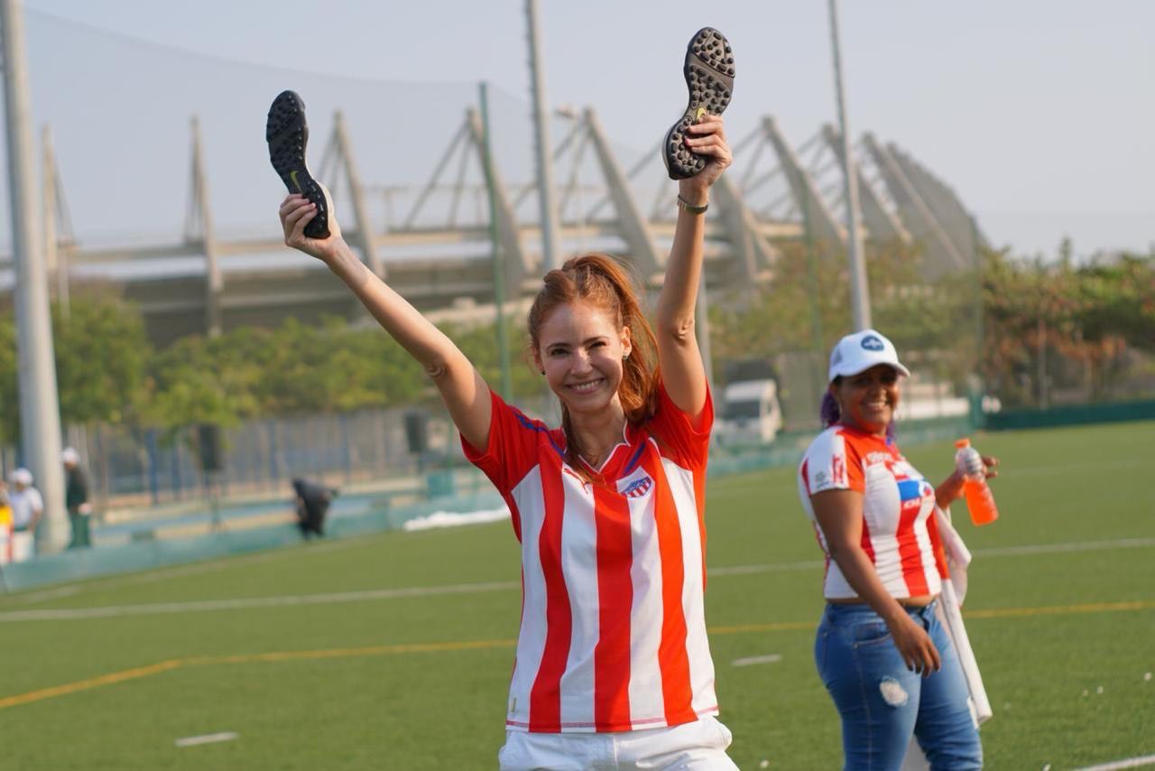 Primera Dama Silvana Puello durante partido con barristas del Junior.