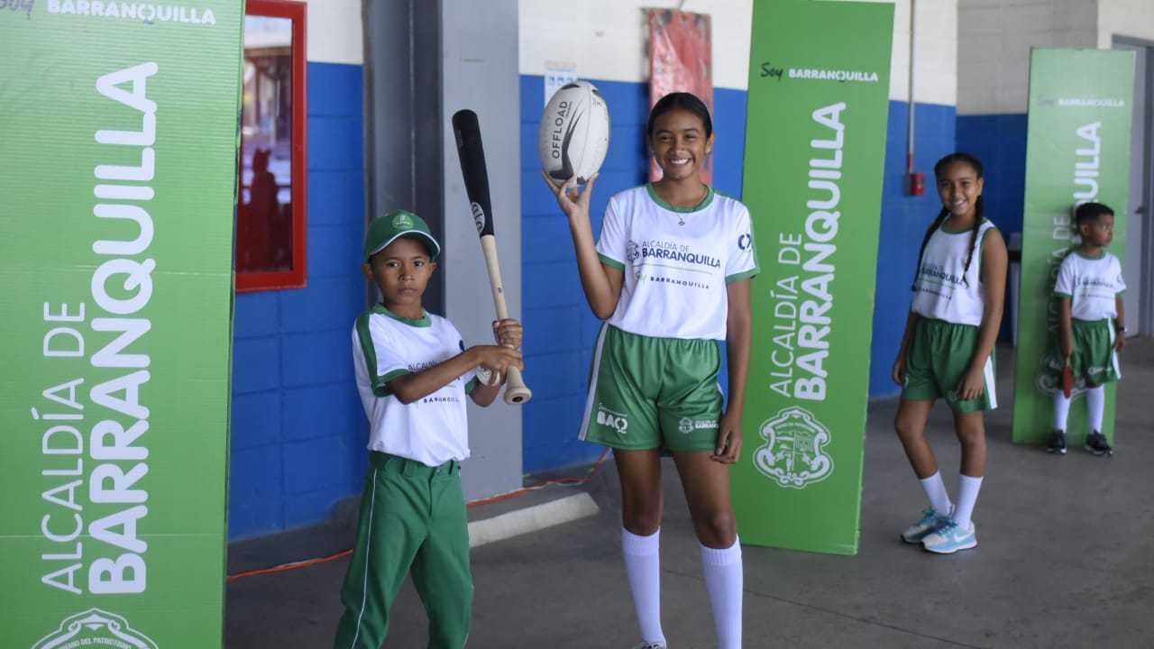 Niños promocionando los deportes.