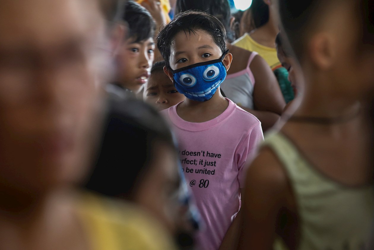 Los niños usan tapabocas llamativos e infantiles.