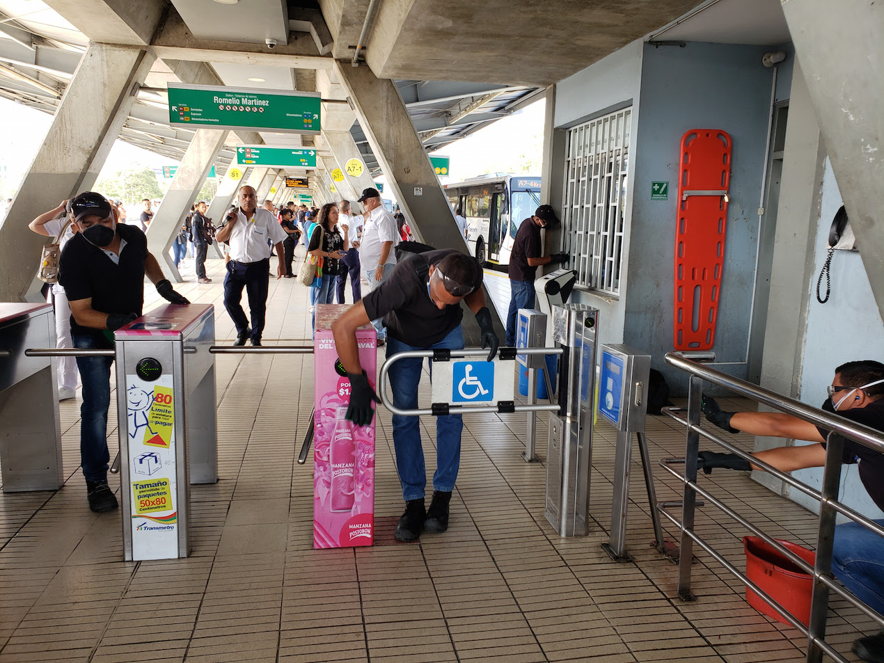 En alianza con la Secretaría de Salud del Distrito, en las estaciones de Transmetro se instalarán recomendaciones -a gran formato- para prevenir el contagio y propagación del virus.