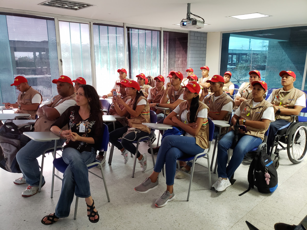 Los promotores de la Cultura Transmetro recibieron tapabocas y la explicación de cómo usarlos de manera correcta. Las charlas se extenderán a los diferentes empleados del Sistema, tanto administrativos como de campo.