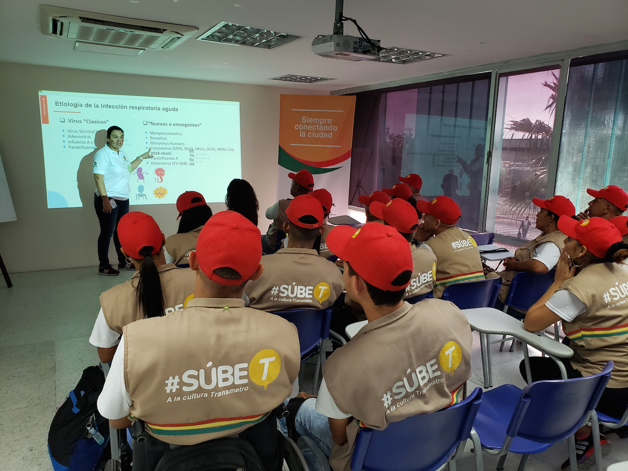 Los guías del programa SúbeT fueron capacitados por la Secretaría de Salud sobre qué son las enfermedades respiratorias agudas, como el COVID19, sus síntomas, cómo prevenirlo y cuáles son las rutas de atención que ha dispuesto el Distrito para atender los casos de contagio y/o sospecha.