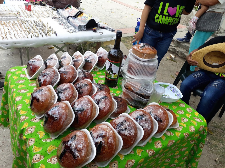 Pudines y vinos preparados con ciruelas.