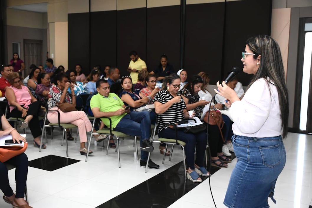 La Secretaria de Educación, Catalina Ucrós, con rectores de las Instituciones Educativas.