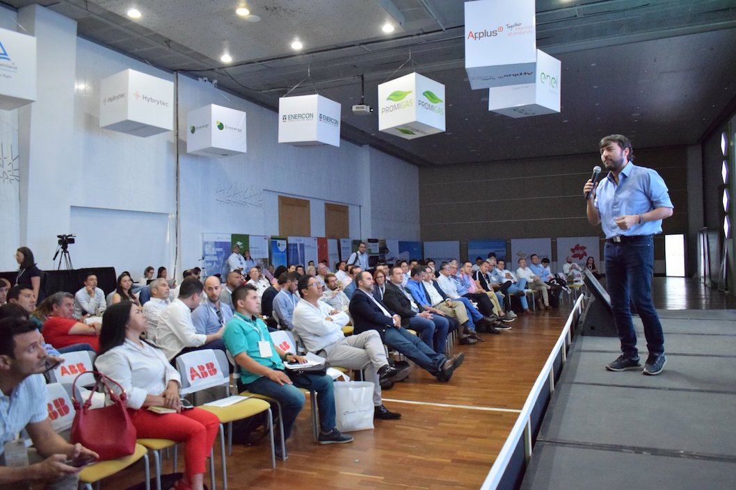 El Alcalde Jaime Pumarejo interviniendo en el evento.