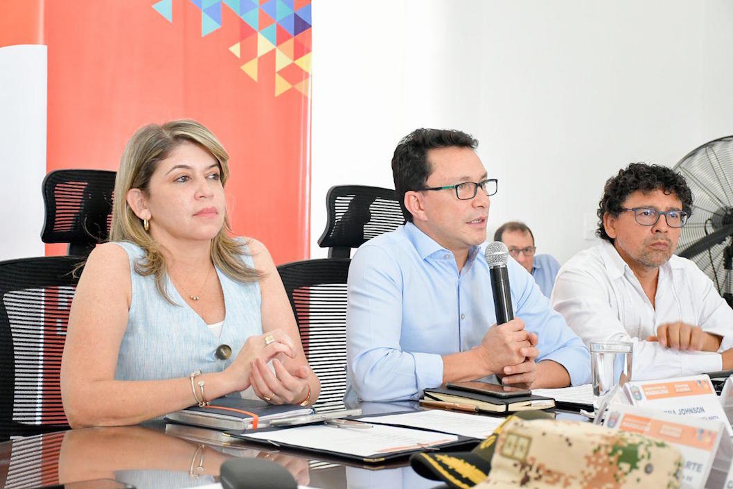 La Alcaldesa Virna Johnson y el Gobernador Carlos Caicedo presidiendo el encuentro.