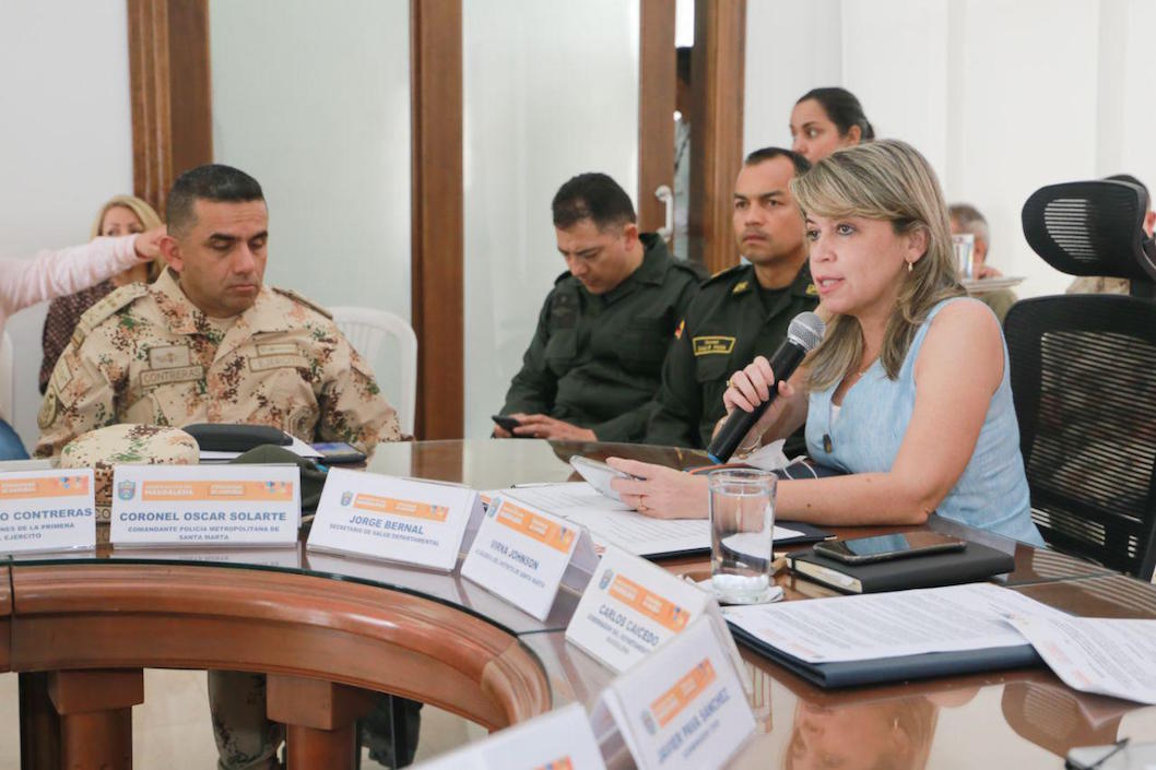 La Alcaldesa Virna Johnson participando en la reunión.