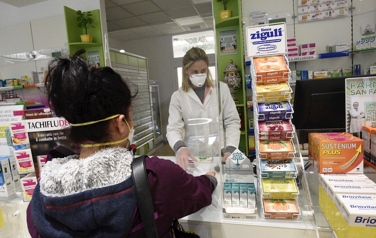 Los italianos salen de sus casas cuando es necesario comprar suministros en la farmacia y supermercados.