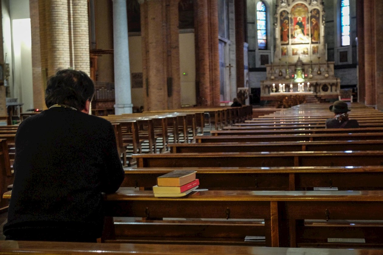Las iglesias tienen puertas abiertas para los feligreses pero no permiten aglomeraciones.