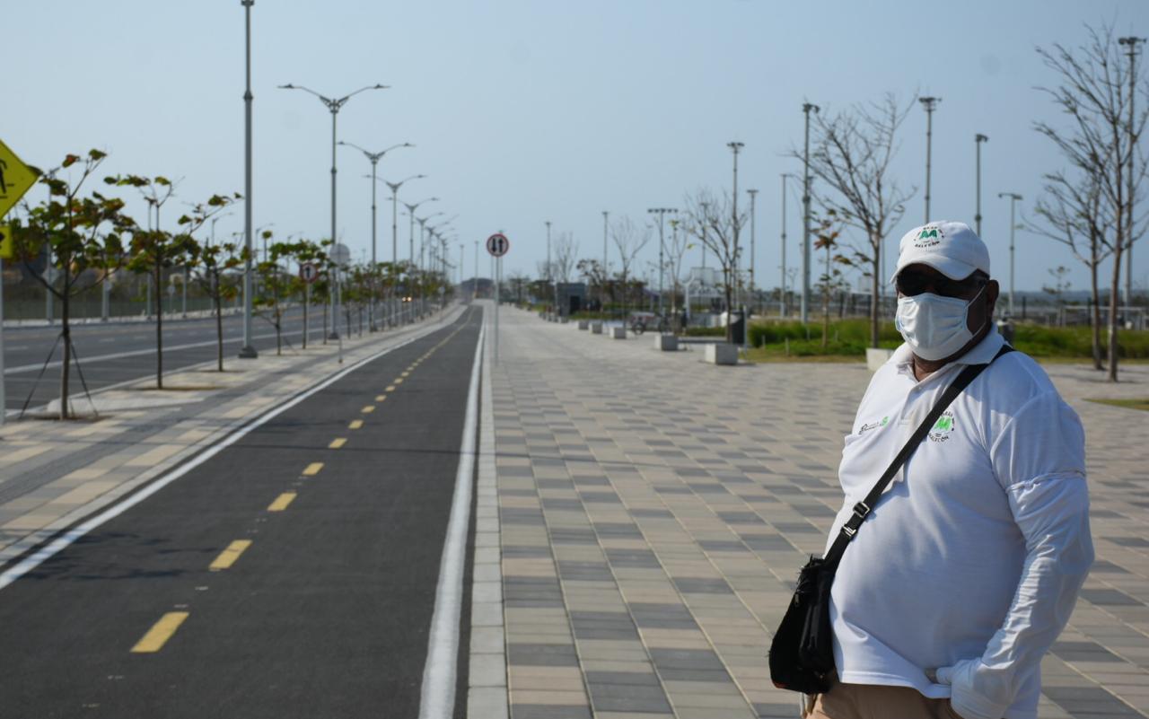El Malecón del Río solitario y un guía se protege con tapabocas.