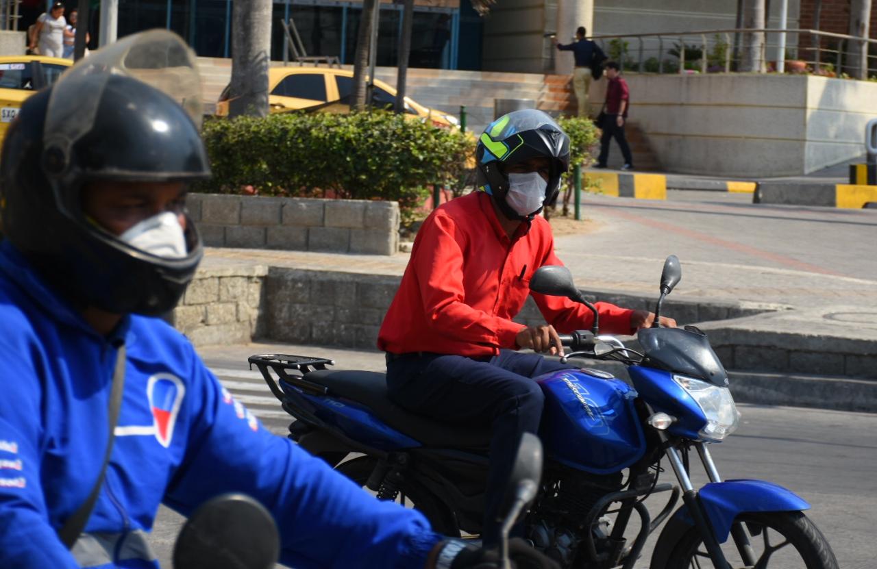 Motociclistas con tapabocas.
