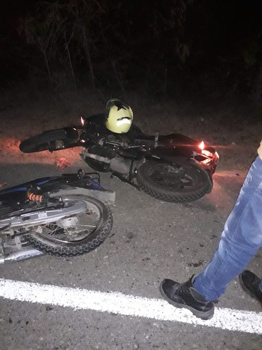Así quedaron las dos motos en la vía.