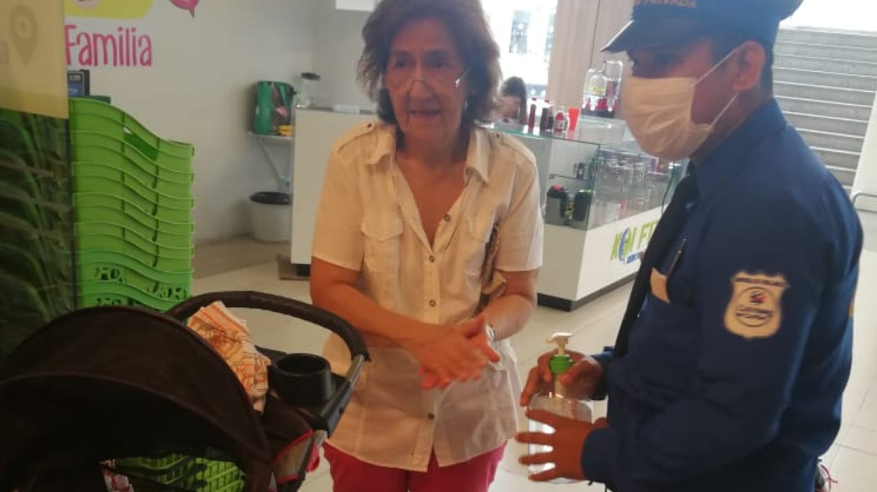 Gel para quienes ingresan a las tiendas.