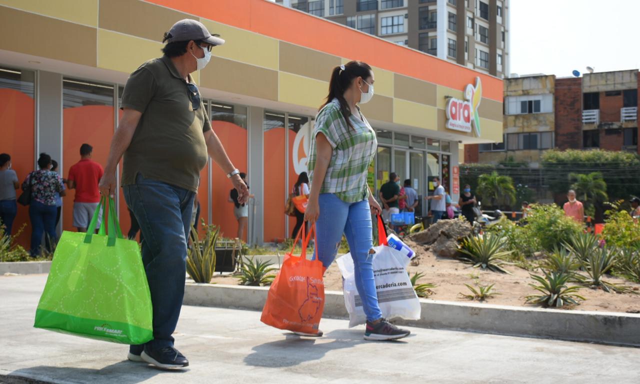 Clientes salen del Ara de la carrera 43 con calle 92.