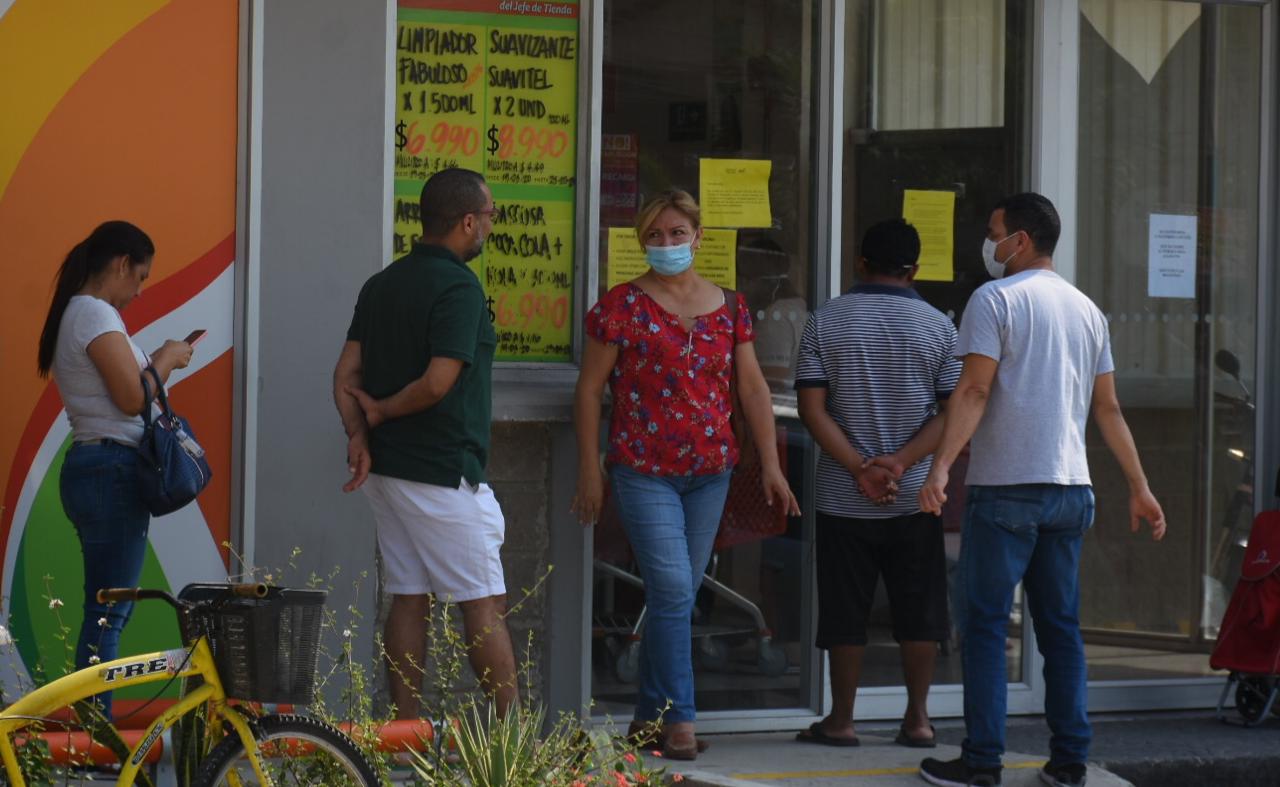 Clientela se protege al salir a centros comerciales.