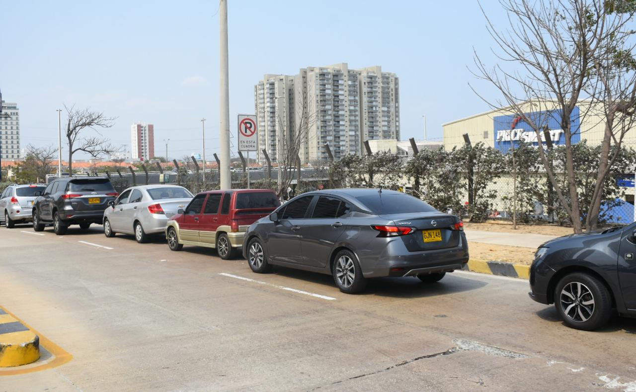 Trancones en el acceso a parqueadero de Price Smart.