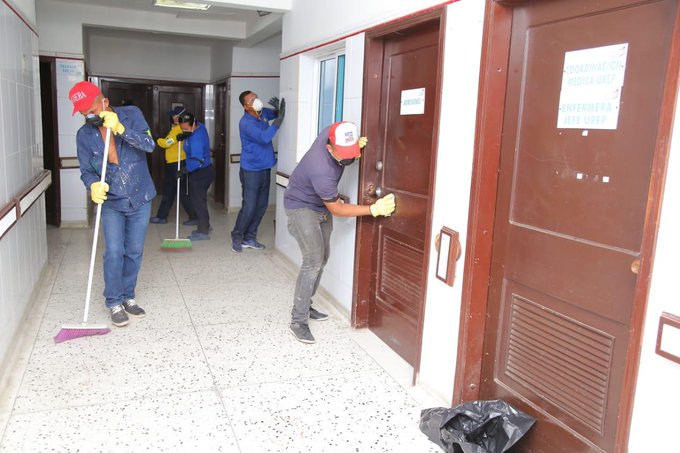 Labores de limpieza en el centro hospitalario.