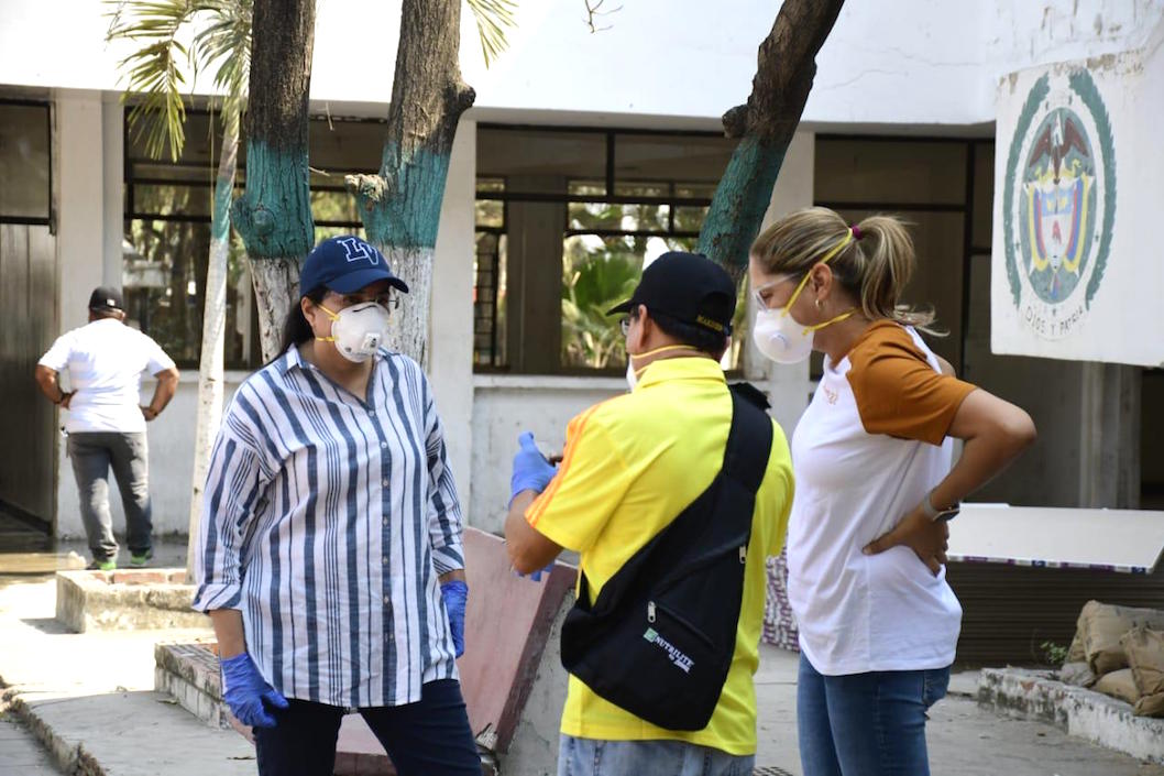 Las Secretarias de Infraestructura, Nury Logreita, y de Salud, Alma Solano, inspeccionando la antigua Estación de Policía de Soledad.