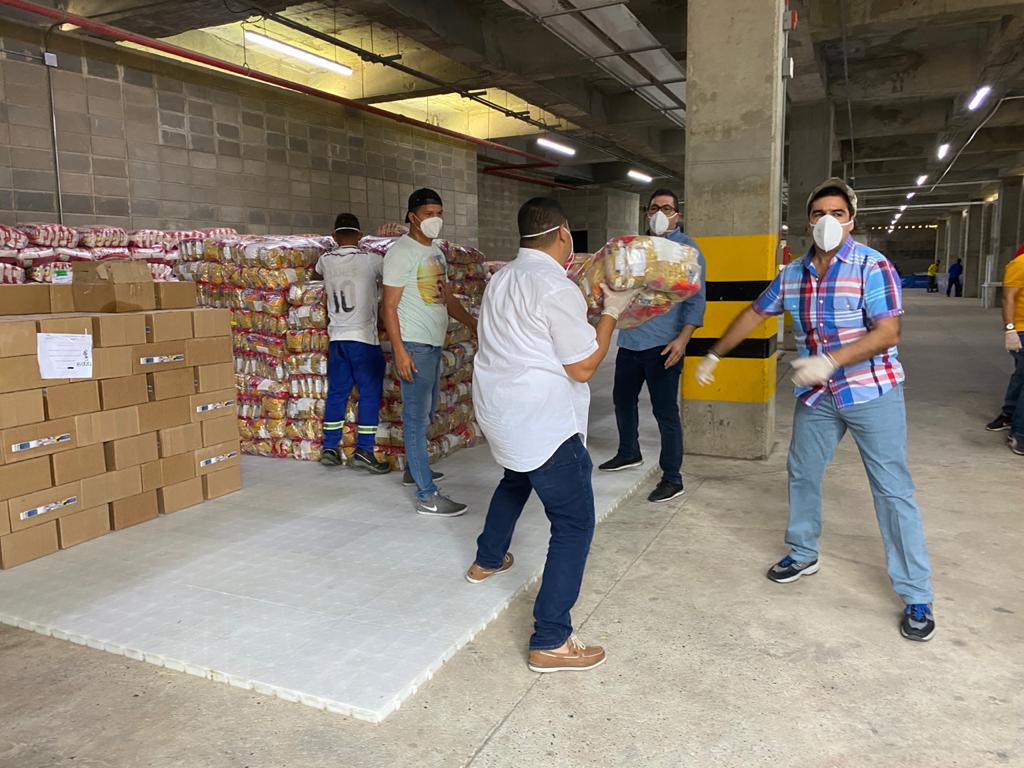 El exalcalde de Barranquilla, Alejandro Char junto a los colaboradores.