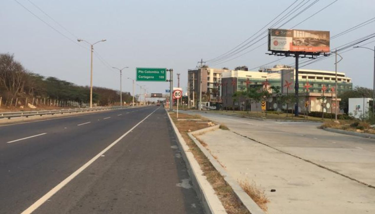 Vía al mar a la altura de la Clínica Portoazul.