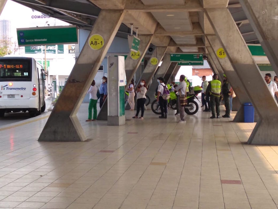 En estación del Transmetro.