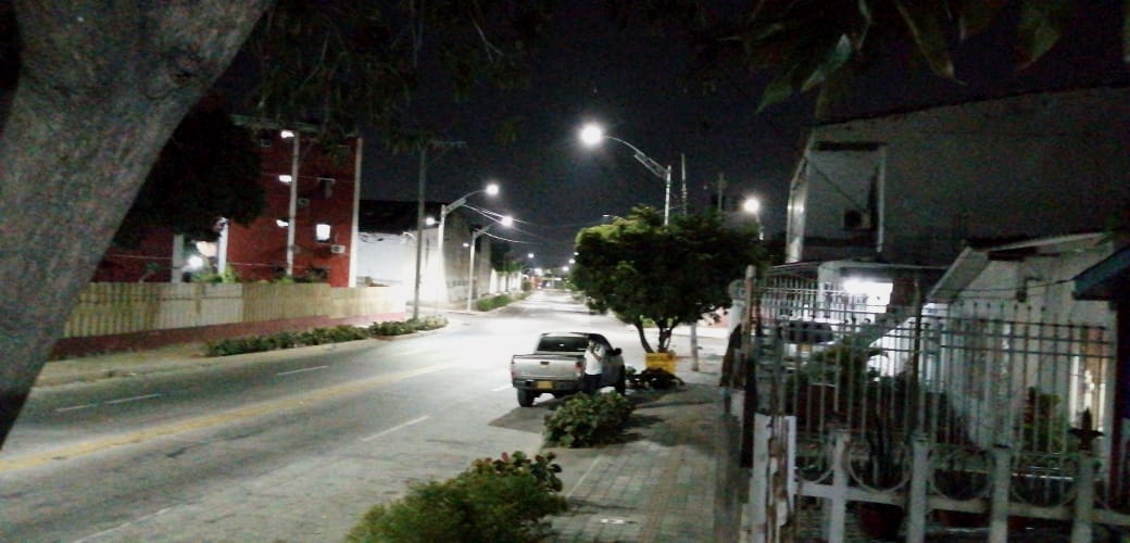 En sector residencial durante la noche.