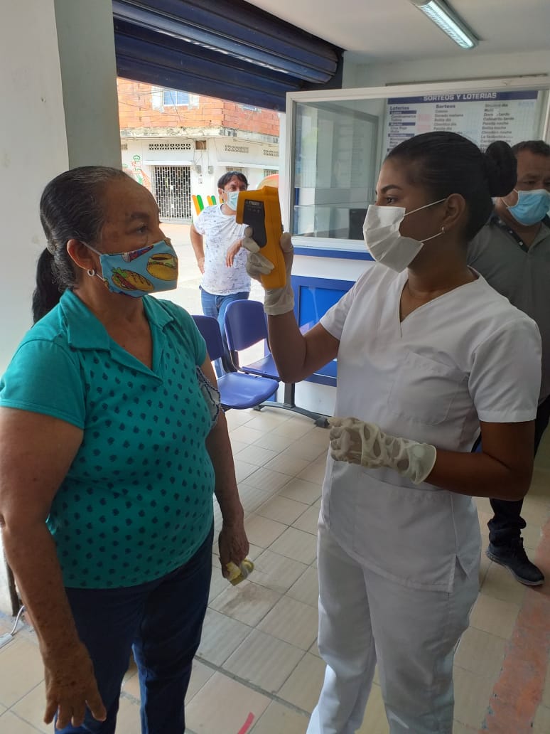 La toma de temperatura hace parte de los controles a los adultos mayores.