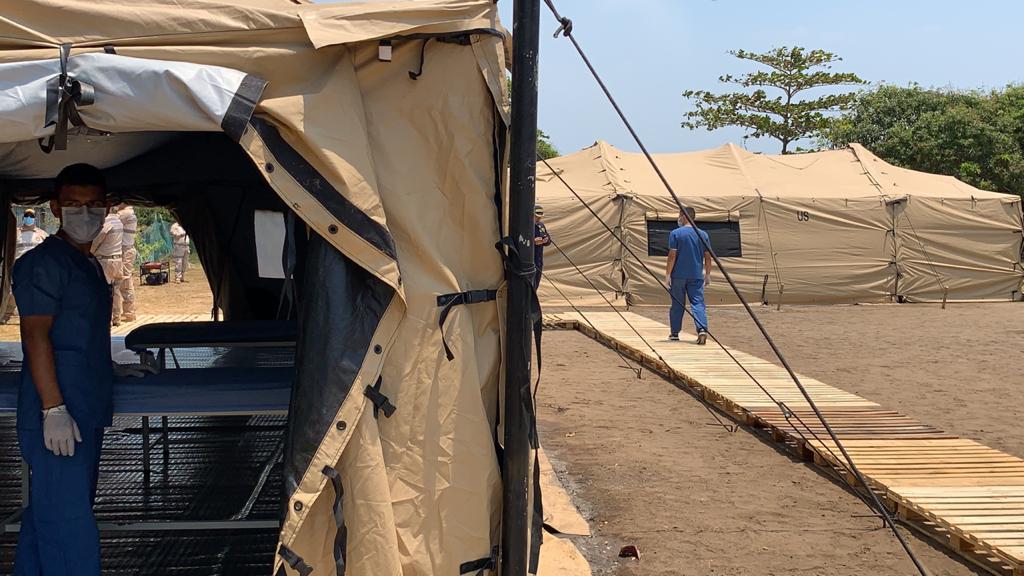 Armada Nacional Cada carpa puede albergar 24 camas.