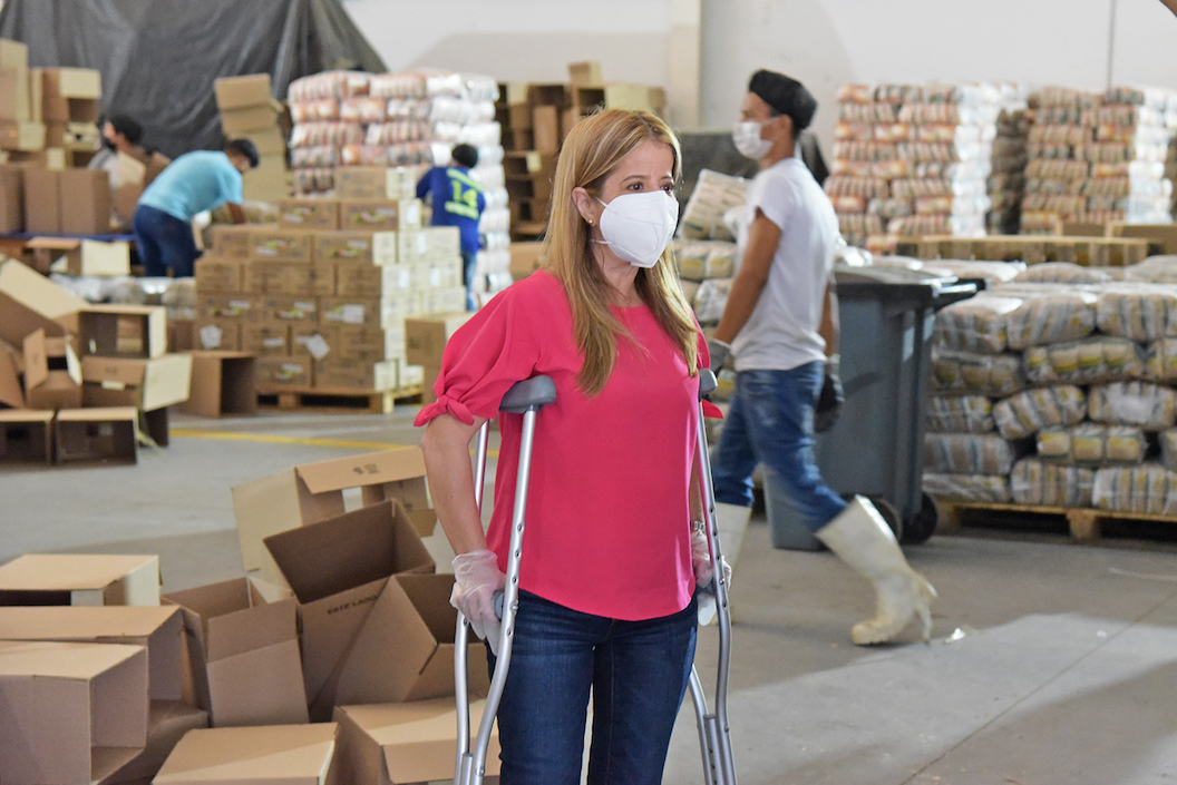 Prensa Gobernación La Gobernadora Elsa Noguera inspeccionando el centro de acopio.