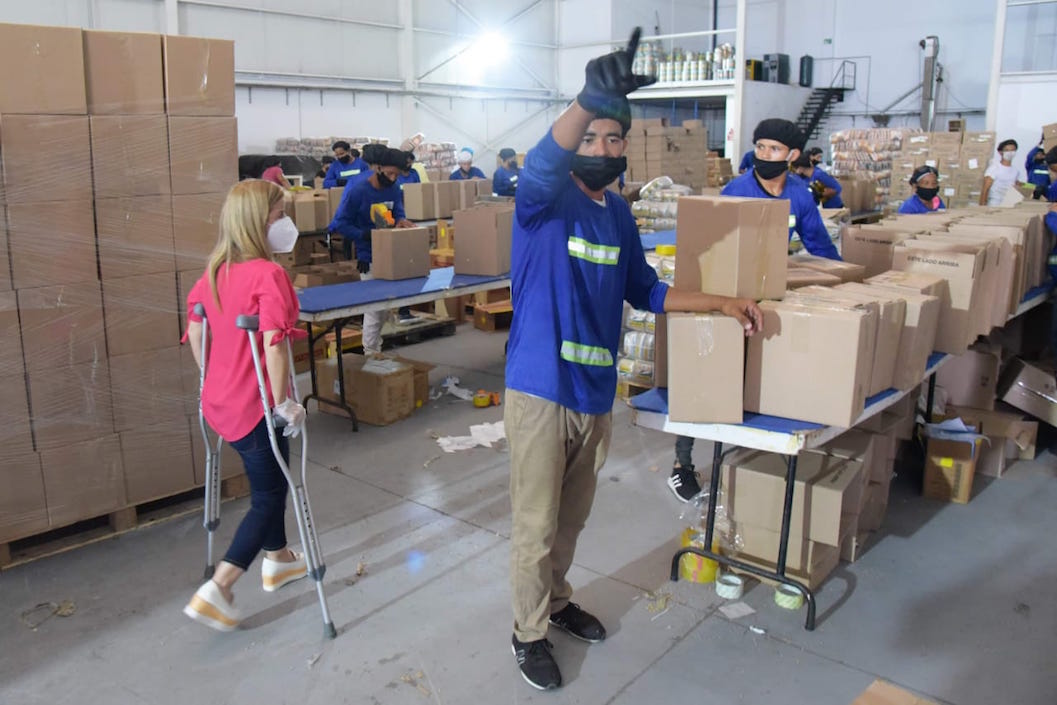 Prensa Gobernación La Gobernadora Elsa Noguera atenta al empaque de las ayudas.