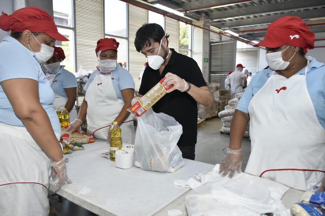 Organizando los paquetes alimentarios.