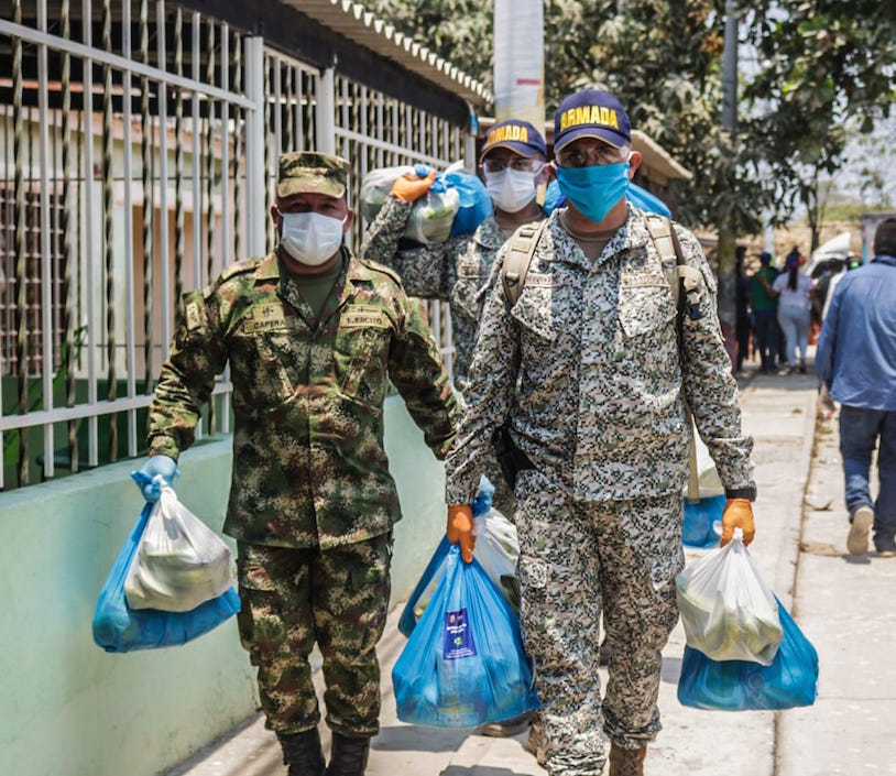 Personal del Ejército y Armada Nacional apoyando las entregas.