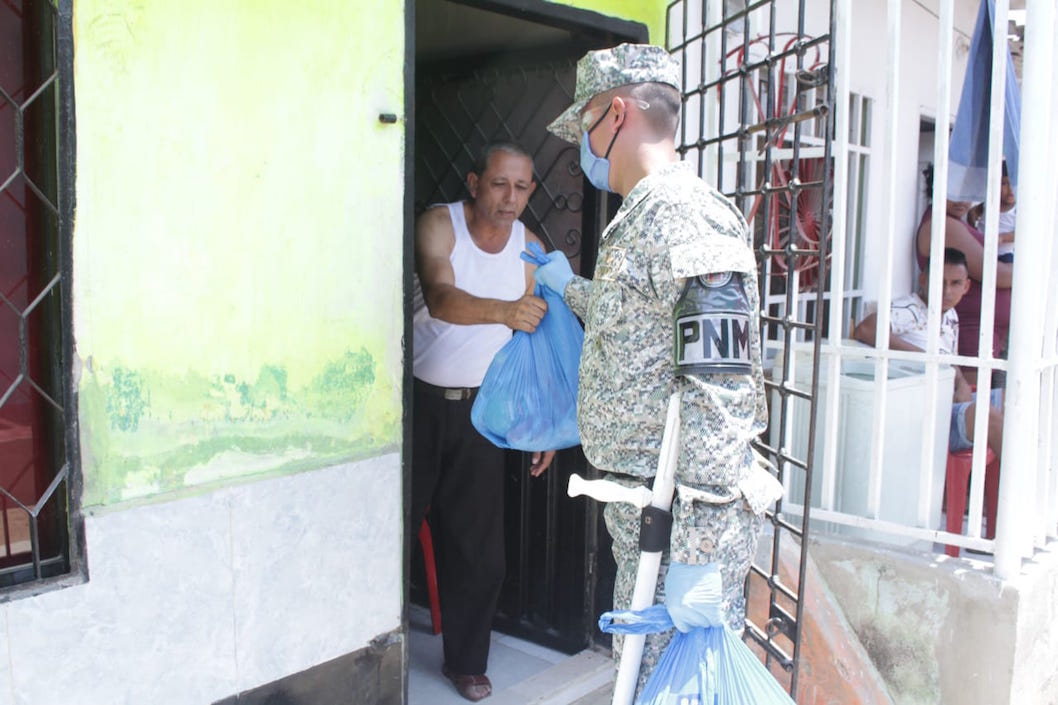 Las Fuerzas Militares apoyando en las entregas.