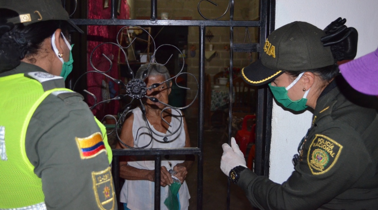 Entrega de tapabocas.