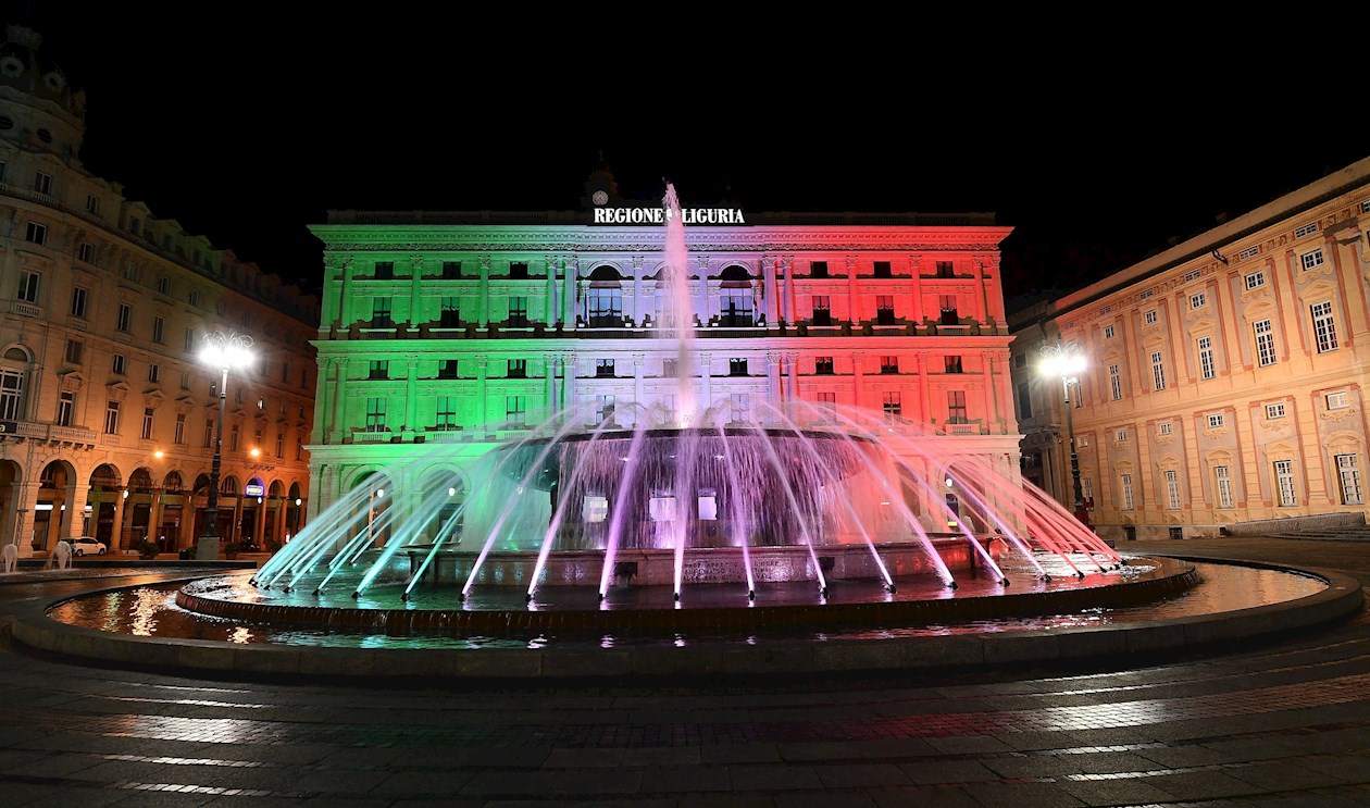 El palacio de la región de Liguria en la plaza De Ferrari está iluminado con las luces tricolores de la bandera italiana, en un homenaje nacional en medio de la epidemia de coronavirus en Génova, Italia.
