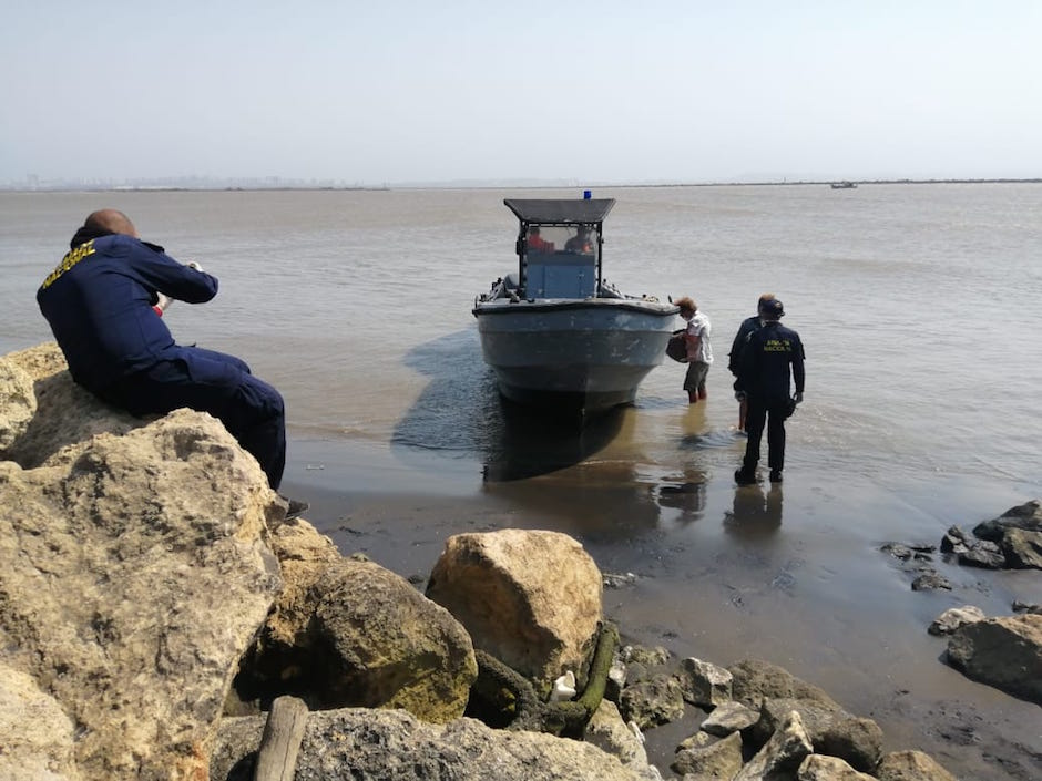 Guardacostas de la Armada Nacional en el operativo de rescate.