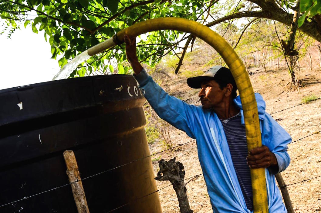 Abastecimiento en tanques de almacenamiento.