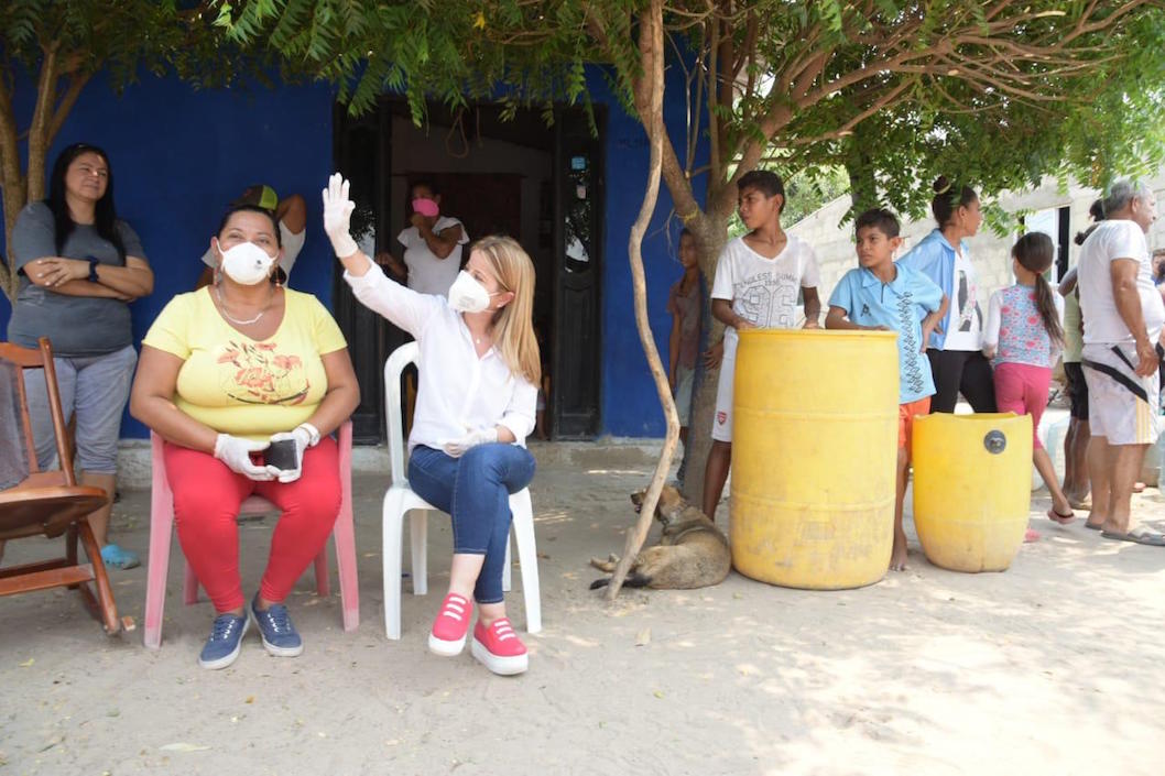 La Gobernadora Elsa Noguera durante la entrega de agua.