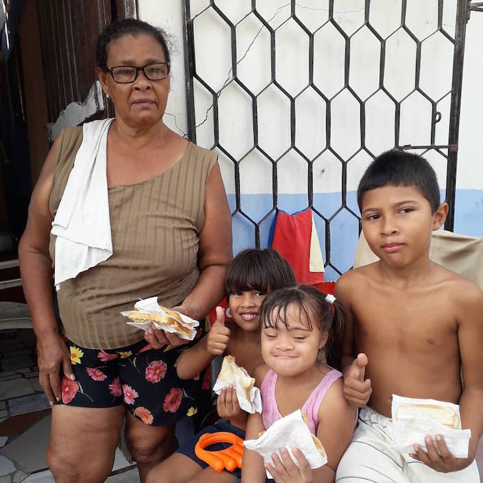 Adultos y niños con los desayunos recibidos.