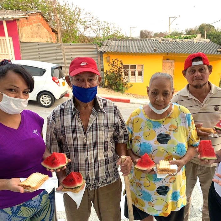 Uno grupo de beneficiados con las ayudas alimentarias.