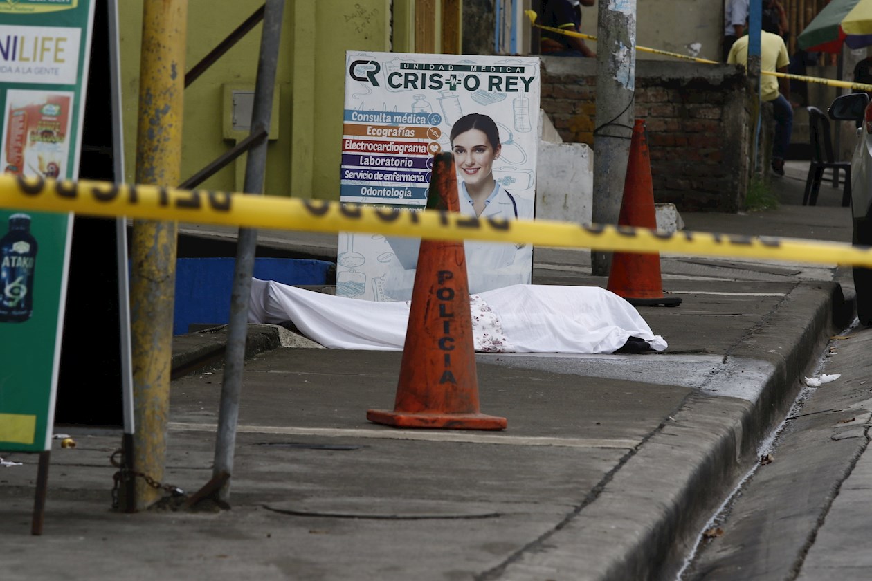 En la calle la gente abandona sus muertos.