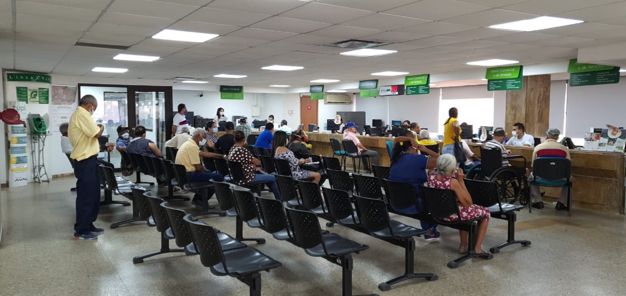 Interior de una sede del Banco Popular en Barranquilla.