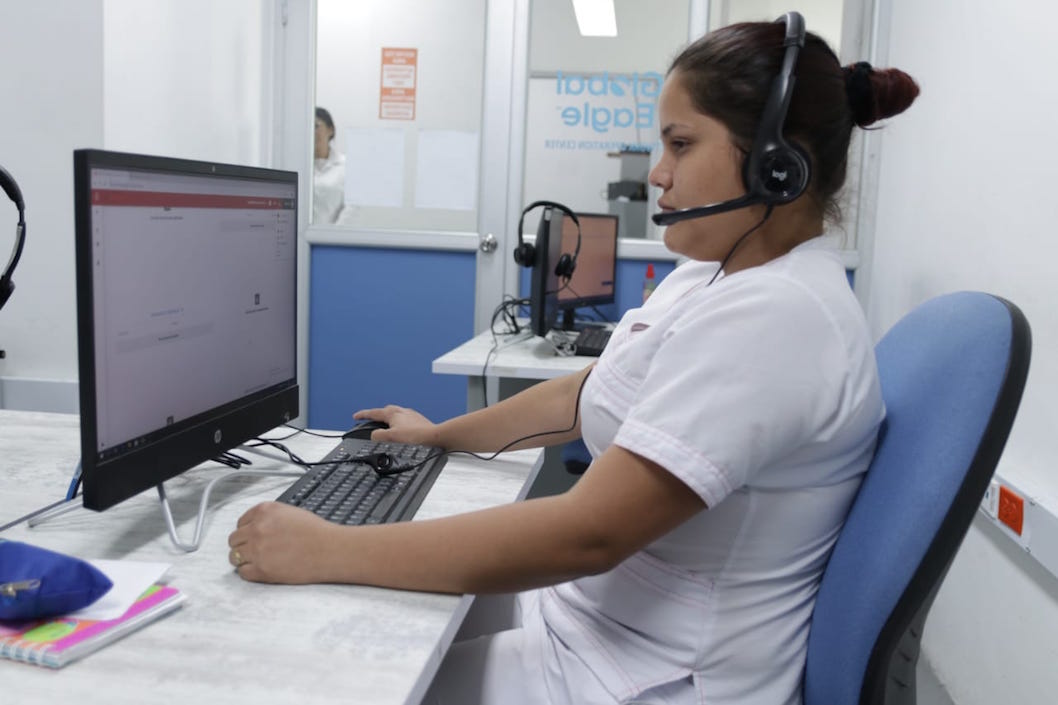 Una trabajadora del sector salud atendiendo el servicio de Telemedicina.